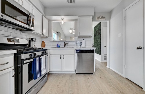 Cherry Creek House | Cute 2 bedroom, 1 bath South Austin Retreat