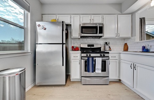 Cherry Creek House | Cute 2 bedroom, 1 bath South Austin Retreat