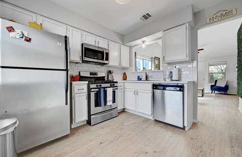 Cherry Creek House | Cute 2 bedroom, 1 bath South Austin Retreat