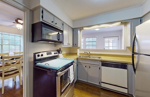 Bryan House | Cute 2 bedroom 2 bath close to TAMU campus, midtown, Legends and downtown Bryan