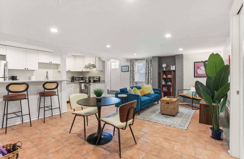 Leonidas Apartment | Cute 2 Bedroom Close to Streetcar & Restaurants