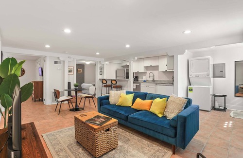 Leonidas Apartment | Cute 2 Bedroom Close to Streetcar & Restaurants