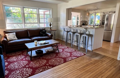 Leland House | Cute 2 Bedroom Cottage, Sleeps 6, One Block from Van’s Beach, Easy Walk to Town