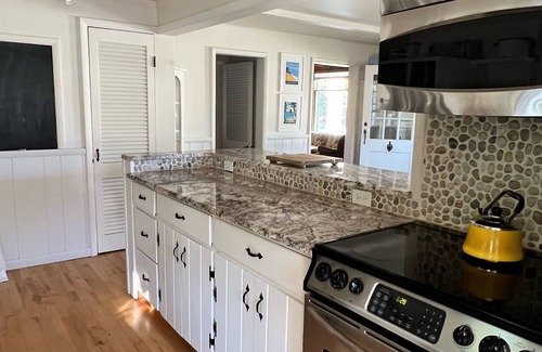 Leland House | Cute 2 Bedroom Cottage, Sleeps 6, One Block from Van’s Beach, Easy Walk to Town