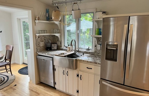 Leland House | Cute 2 Bedroom Cottage, Sleeps 6, One Block from Van’s Beach, Easy Walk to Town