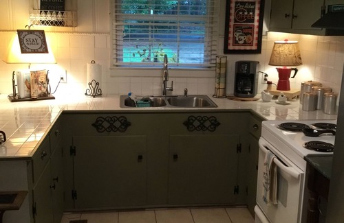 Rome Cottage | Cute 2 bedroom cottage with big closed in screen porch