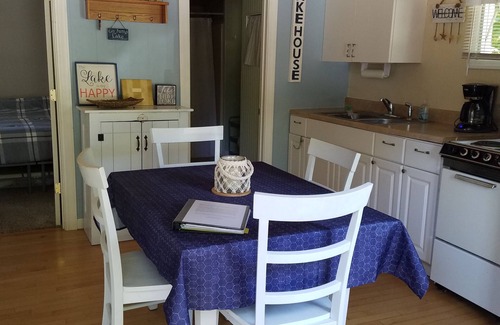 Silver Lake Cottage | Cute 2 Bedroom Lake View Cottage with Detached 'Bunk house'