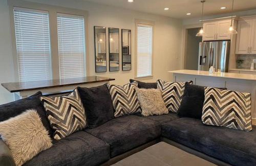 Old East Hill House | Cute 2bdr house Downtown!