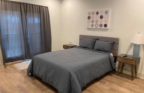 Old East Hill House | Cute 2bdr house Downtown!