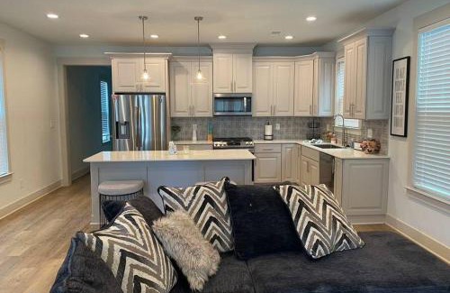 Old East Hill House | Cute 2bdr house Downtown!