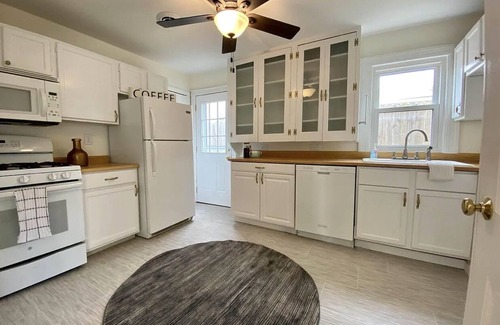 Moline House | Cute 2bed room bring lots of energy place to get away !