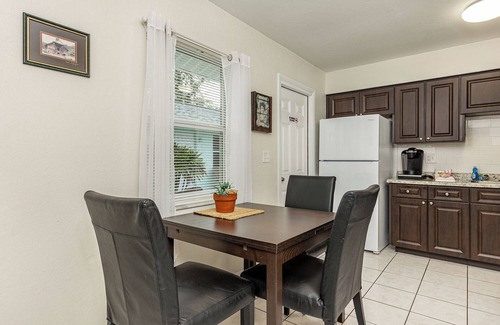 Tarpon Springs Apartment | Cute 2BR/1BA Gem near Beaches, Bikes, Bars, Bayous