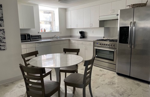 East End Apartment | Cute 2br apartment in charming Alameda Victorian. Close to Park St.