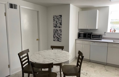 East End Apartment | Cute 2br apartment in charming Alameda Victorian. Close to Park St.