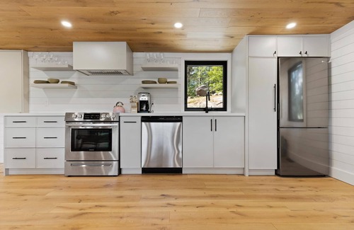 Gravenhurst Cottage | Cute 3+1 bed, 1bath, newly renovated cottage, Lake Muskoka, Sauna, Boathouse!
