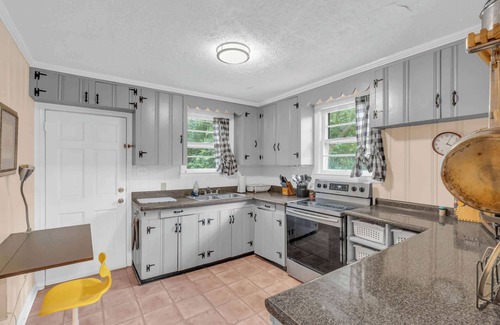 Spartanburg House | Cute 3/1 Bungalow Close to Downtown