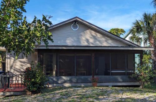 Vamo House | Cute 3/2 Siesta home steps from Siesta waters
