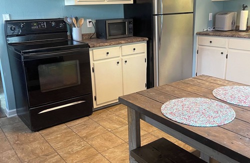 Martin House | Cute 3 bedroom 1 bath on quiet street in Martin,Tn .pet friendly and sleeps 8