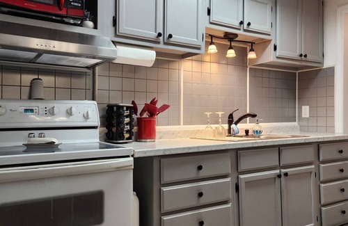 Ash Grove House | Cute 3 bedroom home sleeps up to 11 w/6 beds. Branson & Stockton Lake nearby