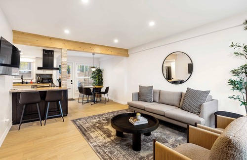 Dicken House | Cute 3BR/2BA w/Jacuzzi, Steps from Big House!