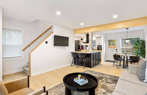 Dicken House | Cute 3BR/2BA w/Jacuzzi, Steps from Big House!