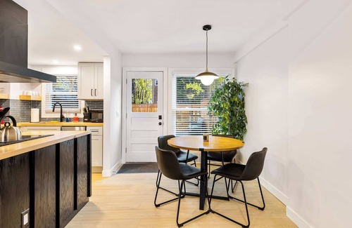 Dicken House | Cute 3BR/2BA w/Jacuzzi, Steps from Big House!