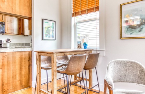 King House | Cute Alberta District cottage with fireplace, central AC & WiFi