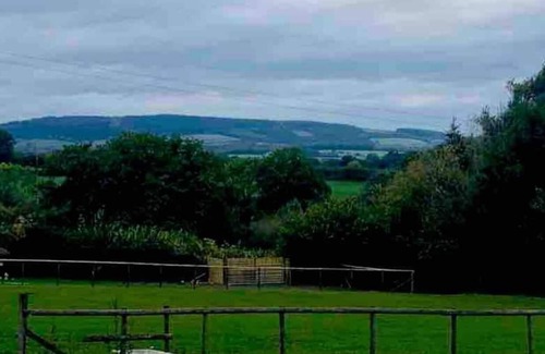 Kington Cabin | Cute and cosy Shepard hut with wood fuel hot tub