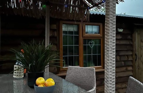 Kington Cabin | Cute and Cosy Shepard hut With Wood Fuel hot tub