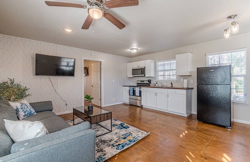 San Antonio House | Cute and cozy 1b1b near Botanical Gardens with washer and dryer
