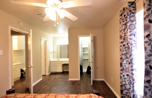 Fort Worth Apartment | Cute and Cozy 2 Bed 1 Bath Unit in a 4-Plex with Assigned Parking and W/D
