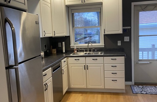 Paddock Lake House | Cute and Cozy Cottage by the Lake! Kayaks! Paddleboard! HUGE Deck w/Great Views