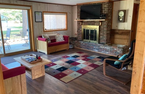 Tawas City House | Cute and cozy cottage with Lake Huron access