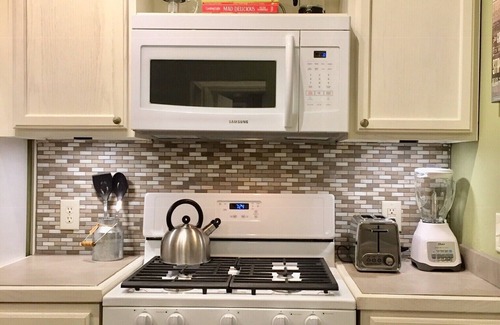 Forest City House | Cute and cozy in wooded area near TIEC