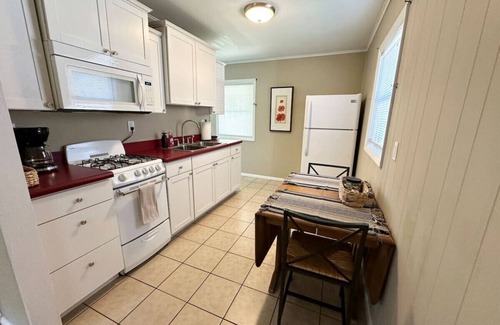 Midland House | Cute and Cozy Near Parks