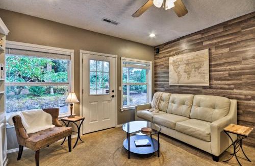 Boring House | Cute and Cozy PDX Area Townhouse 31 Mi to Mt Hood!