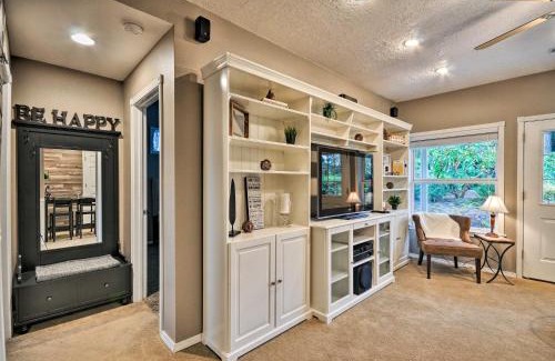 Boring House | Cute and Cozy PDX Area Townhouse 31 Mi to Mt Hood!