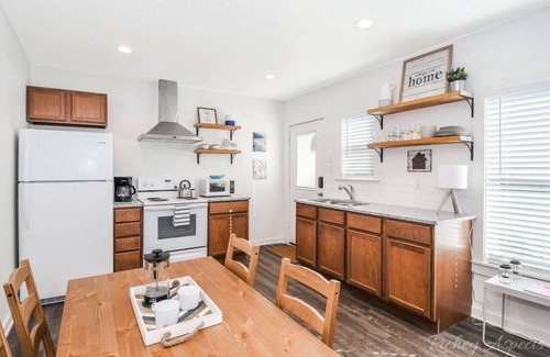 Austin Ave. Apartment | Cute and Cozy Waco Studio