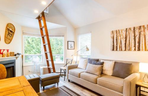 Whistler Creekside House | Cute and Cozy, walk to Gondola Ski in Out