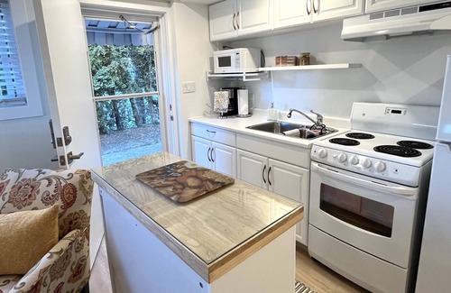 Colwood House | Cute and Cozy, Walking distance to Gorgeous Beach or Beautiful Forest Walk!