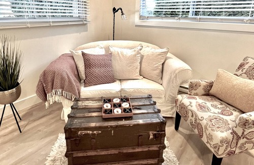 Colwood House | Cute and Cozy, Walking distance to Gorgeous Beach or Beautiful Forest Walk!