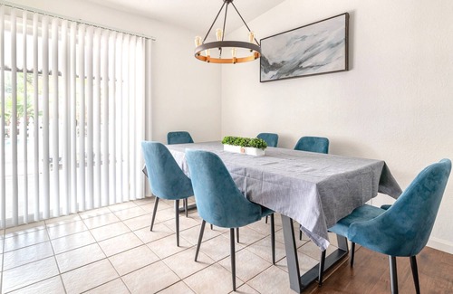 Sacramento House | Cute and sunny vacation rental home in Sacramento.