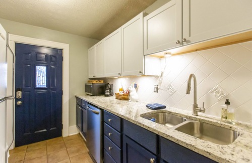 South Bend House | Cute As a Bug's Ear & 4mi to Notre Dame Stadium - Huge Back Yard!