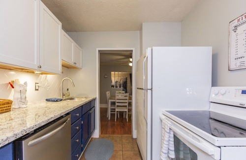 South Bend House | Cute As a Bug's Ear & 4mi to Notre Dame Stadium - Huge Back Yard!