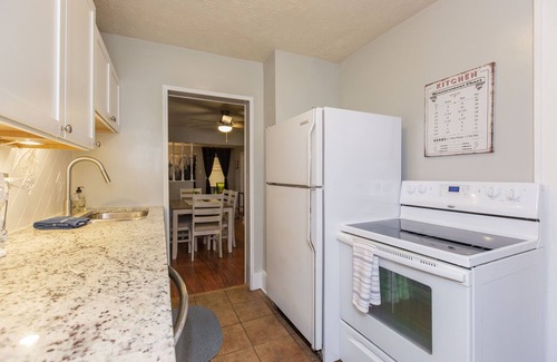 South Bend House | Cute As a Bug's Ear & 4mi to Notre Dame Stadium - Huge Back Yard!