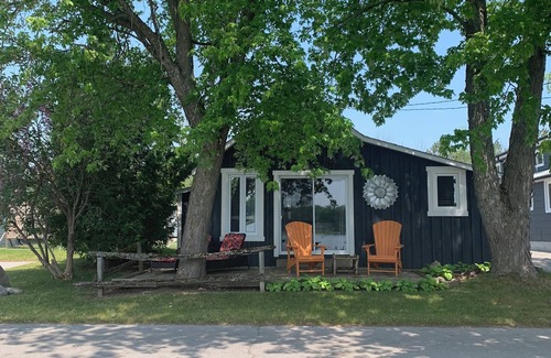 Bobcaygeon Cabin | Cute as a button in Bobcaygeon! nWatch boats coming and going through Lock 32.