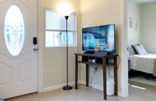 Hayward House | Cute backyard 1B1B ADU in a convenient location