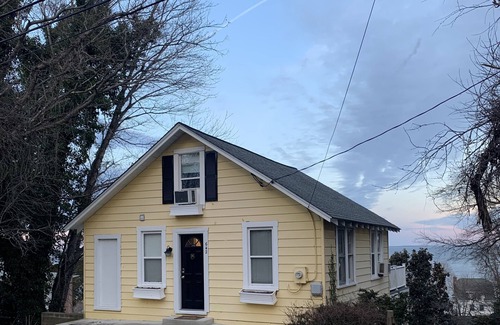 Tracys Landing House | Cute Bay Home/Fantastic View and Sandy Beach