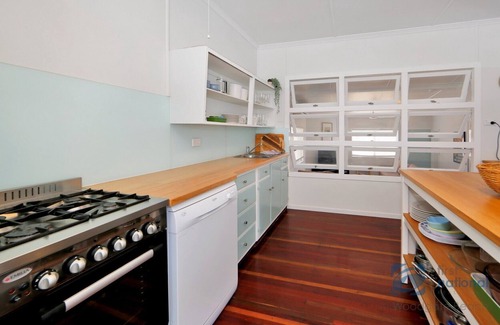 Woodgate House | Cute Beach Cottage with Ocean Views