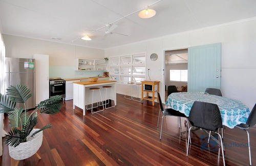 Woodgate House | Cute Beach Cottage with Ocean Views